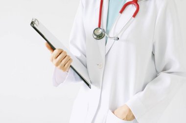 Doktor hasta tıbbi grafik tutan doktor el ile eğe. (Seçici odak)