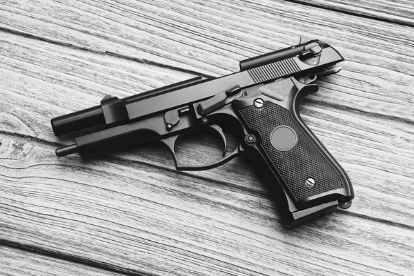 Zbraň série. Moderní americké armády pistole M9 close-up na dřevěné pozadí, 45 pistoli. Zbraně. (Černá & bílá) — Stock fotografie