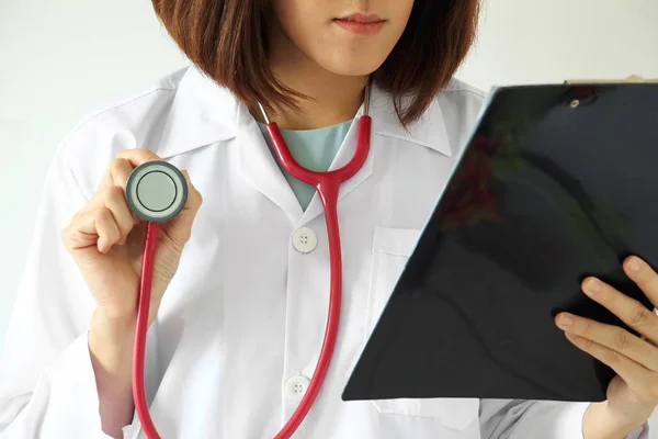 Gesundheitswesen und Medizin. Ärztin beim Lesen eines Diagramms zur Behandlung von Patienten. (Selektiver Fokus) — Stockfoto