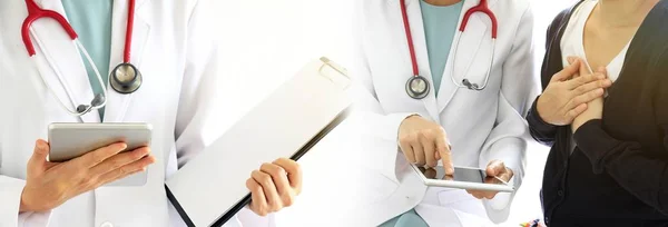 Lékař popisuje s pacientem o výsledcích zkoušek zdraví pomocí tabletového počítače, strach, pacient se svým lékařem v ordinaci, Lékařská technologie koncept. — Stock fotografie
