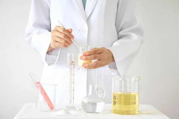 Cientista mão com equipamentos e experimentos científicos, farmacêutico formulando o produto químico para a medicina . — Fotografia de Stock