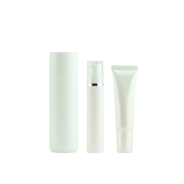 Conjunto de envase de botella cosmética aislado sobre fondo blanco, etiqueta en blanco para la marca maqueta . —  Fotos de Stock