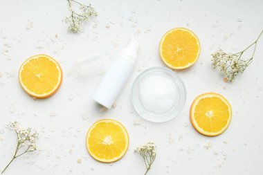 Kozmetik köpük pompa şişe kapları ile taze portakal dilimleri, marka mock-up, doğal güzellik ürün kavramı için boş etiket.