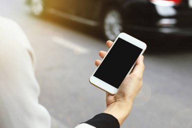 Sahte için sokak, kullanma taksi hizmeti uygulaması, boş ekran tarafından akıllı telefon kullanarak kadın.