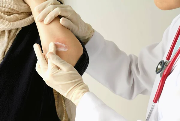Dermatólogo médico haciendo tratamiento, Paciente femenina con dermatitis alérgica cutánea, Enfermedades de la piel . —  Fotos de Stock