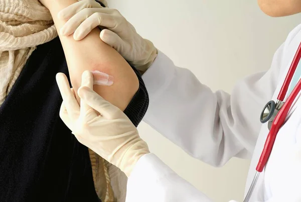 Dermatolog doktor tedavisi, Alerjik döküntü Dermatit egzama deri, deri hastalıkları ile Bayan hasta yapıyor.