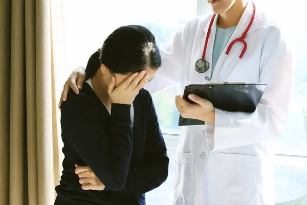 Paciente recibiendo malas noticias, Ella está desesperada y llorando, médico de apoyo y confortar a su paciente con simpatía . — Foto de Stock