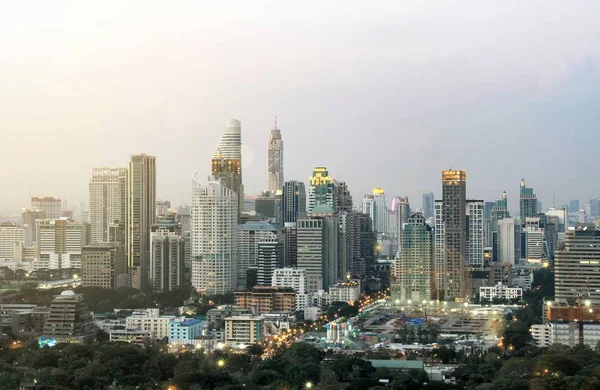 Cahaya bangunan, pencakar langit kota dengan pencakar langit kota di malam hari, bangunan pusat kota dengan latar belakang, pemandangan indah di Lumphini Park, Bangkok, Thailand . — Stok Foto