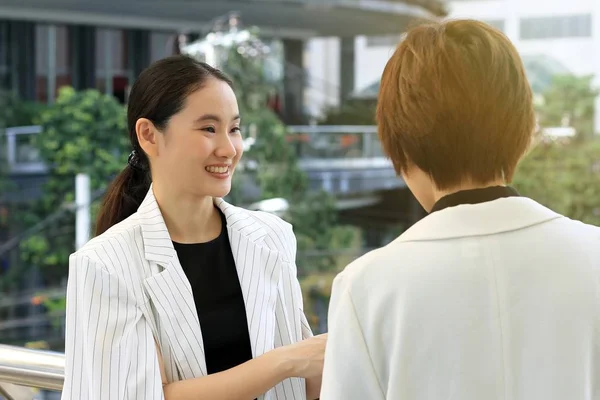 Jonge zakelijke vrouwen groet met lachende gezicht, een zakenvergadering onderhandelingen, een goede partner. — Stockfoto