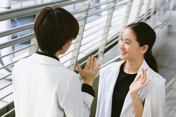 Jonge zakelijke vrouwen groet met lachende gezicht, een zakenvergadering onderhandelingen, een goede partner. — Stockfoto