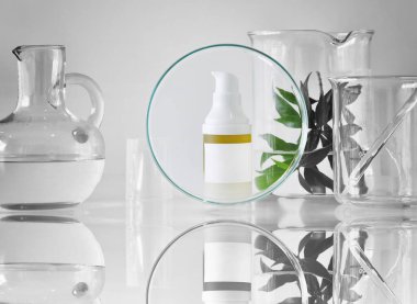 Kozmetik şişe kapları ile yeşil bitki yaprakları ve bilimsel Züccaciye Mağazaları, boş etiket odaklanmak mock-up, araştırma marka için paket ve doğal organik güzellik cilt bakım ürünü geliştirmek