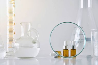 Odak kozmetik kahverengi şişe kapsayıcılar ve bilimsel Züccaciye Mağazaları, marka tasarlamak için boş etiket paketi üzerinde araştırma ve güzellik cilt bakım ürünü geliştirmek