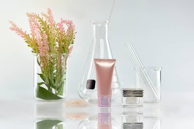 Kozmetik şişe kapları ile yeşil bitki yaprakları ve bilimsel Züccaciye Mağazaları, boş etiket mock-up, araştırma marka için paket ve doğal organik güzellik Cilt Bakımı geliştirmek .