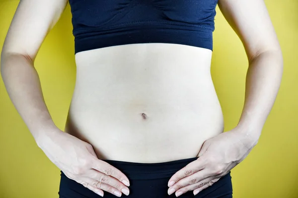 Mujer con sobrepeso, mujer de mediana edad con exceso de grasa en el vientre —  Fotos de Stock