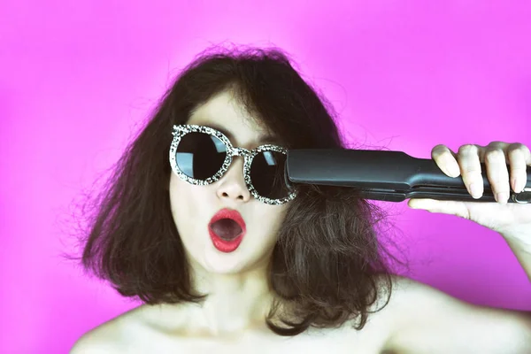 Cheveux secs et abîmés, Les problèmes de perte de cheveux causent par la chaleur des outils de coiffage (lisseur), Funny girl and bad hair day . — Photo