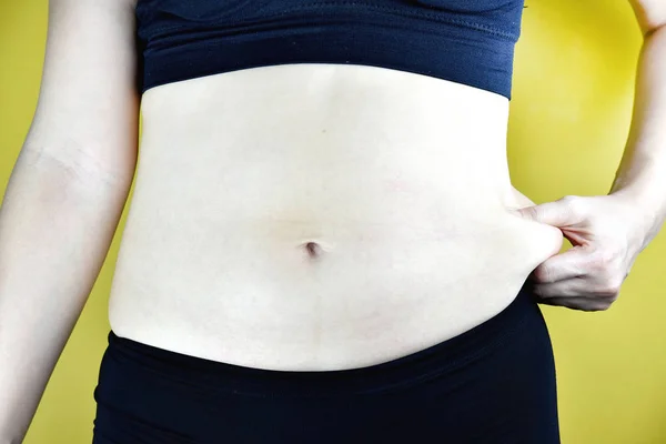 Mujer gorda con sobrepeso, Mujer de mediana edad con grasa abdominal excesiva, Vista lateral de la cintura superior de la magdalena de la mujer . —  Fotos de Stock