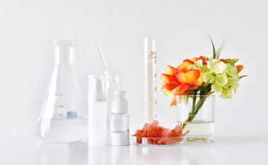 Kozmetik şişe kapları bitkisel botanik ve bilimsel Züccaciye Mağazaları, boş etiket ile marka mock-up, araştırma için paket ve doğal organik güzellik Cilt Bakımı ürün konsept geliştirmek.