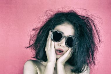 Kuru ve zarar görmüş saç sorunları, genç kadın dağınık karışık saçları, kız ve kötü saç günü hakkında merak.