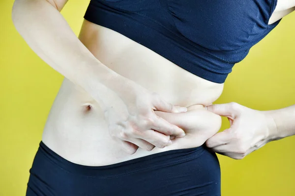 Mujer gorda con sobrepeso, Mujer de mediana edad con grasa abdominal excesiva, Vista lateral de la cintura superior de la magdalena de la mujer . —  Fotos de Stock