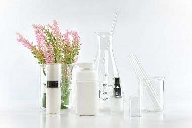 Kozmetik şişe kapları yeşil bitki yaprakları ve bilimsel Züccaciye Mağazaları, mock-up marka için boş etiket paketi ile