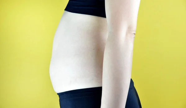 Mujer gorda con sobrepeso, Mujer de mediana edad con grasa abdominal excesiva, Vista lateral de la cintura superior de la magdalena de la mujer . —  Fotos de Stock