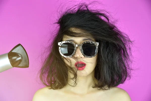 Torrt och skadat hår, håravfall problem orsaka av värme hår styling-verktyg (hårtork), Funny girl och dålig hårdag. — Stockfoto