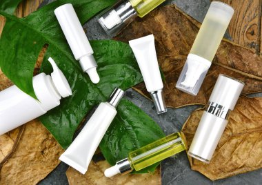 Nemlendirici Cilt Bakımı hasar için kuru cilt, kozmetik şişe kapsayıcılar, mock-up, doğal organik güzellik ürün kavramı marka için boş etiket paketi.