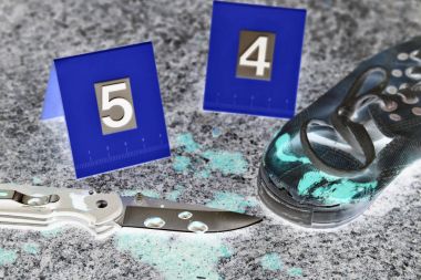 Crime scene Investigation, kanlı bıçak ve suç işaretli yere, cinayet kanıt kurbanın Ayakkabı.