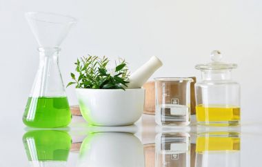 Doğal organik botanik ve bilimsel Züccaciye Mağazaları, alternatif bitki tıp, doğal cilt bakımı kozmetik güzellik ürünleri, araştırma ve geliştirme kavramı. (Seçici odak)
