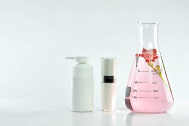 Doğal Cilt Bakımı güzellik ürünleri, doğal organik botanik çıkarma ve bilimsel Züccaciye Mağazaları, marka mock-up kozmetik kapsayıcısı boş etiket.