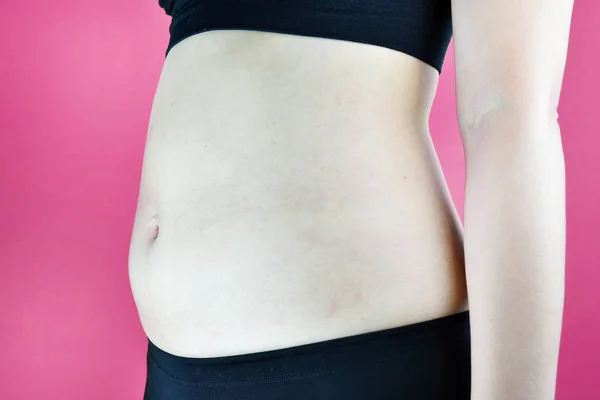 Mujer gorda con sobrepeso, mujer de mediana edad con exceso de grasa abdominal. (Enfoque selectivo ) —  Fotos de Stock