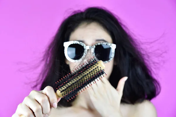 Håret faller problem, kvinna med hår borste oroa håravfall. — Stockfoto