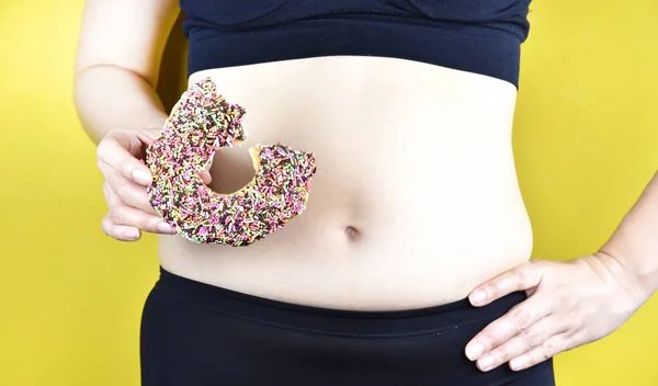 Overweight fat woman from sweet donut and bad junk food, Middle-aged woman with excessive belly fat, Woman muffin top waistline. — Stock Photo, Image