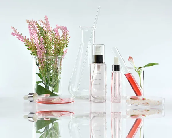 Yeşil bitkisel yapraklı kozmetik şişe kapları ve bilimsel cam eşyalar, markalaştırma, araştırma ve doğal organik güzellik ürünleri konseptini geliştirmek için boş etiket paketi..