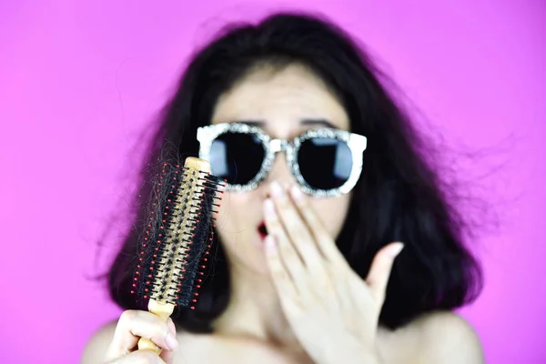 Problème de chute de cheveux, Femme avec brosse à cheveux s'inquiéter de la perte de cheveux . — Photo