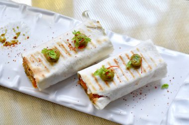 Asya tarzı füzyon gıda, çıtır tavuk sarma köri sos ile.