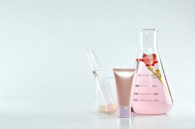 Doğal organik çıkarma ve yeşil bitki yaprakları, çiçek aroması özü çözüm laboratuvar.