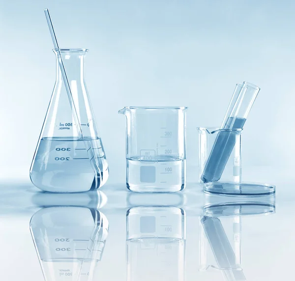 Vetreria sperimentale da laboratorio scientifica con soluzione chiara, Simbolica della ricerca e dello sviluppo scientifico . — Foto Stock