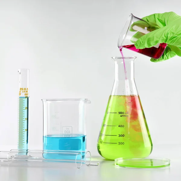 Chemiker, der gefährliche Lösungssubstanzen formuliert, Wissenschaftler mit Geräten und wissenschaftlichen Experimenten, Laborgläser mit giftiger chemischer Flüssigkeit. — Stockfoto