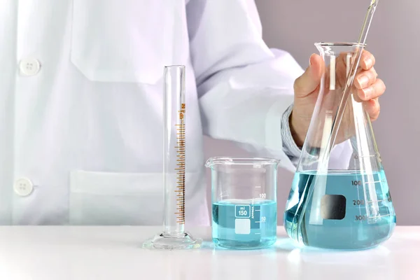 Scienziati che ricercano in laboratorio, Chimico con attrezzature scientifiche in vetro, Sanità e concetto di ricerca . — Foto Stock