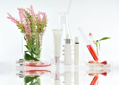 Kozmetik şişe kapları pembe bitki yaprakları ve bilimsel Züccaciye Mağazaları, boş etiket ile marka mock-up, araştırma için paket ve doğal organik güzellik Cilt Bakımı ürün konsept geliştirmek.