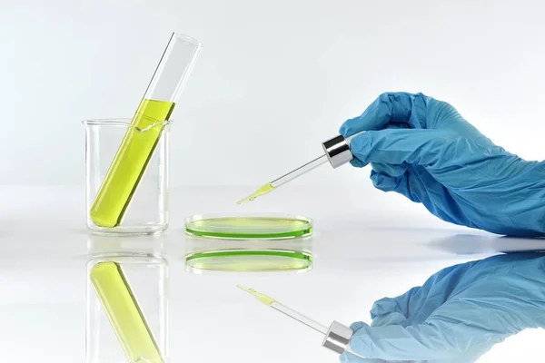 Naukowca robi badania i rozwój w laboratorium naukowym, naukowiec mieszania składników chemicznych. — Zdjęcie stockowe