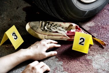 Suç sahne soruşturma delilleri ve suç marker, yol, araba kazası, sokakta bir araba çarptı yalan kan vücut üzerinde kaza.