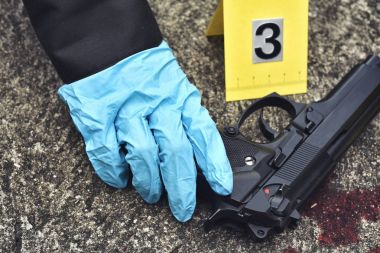 Crime scene Investigation, tabanca ile kan leke yere suç marker karşı.