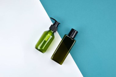 Kozmetik şişe kaplar, mock-up, düz marka için boş etiket renk arka plan üzerinde yatıyordu..