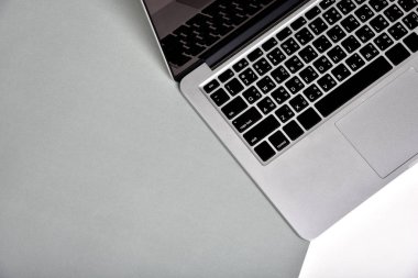 Çalışma alanı Ofis Masası ve dizüstü bilgisayar, dizüstü bilgisayar en az stili.