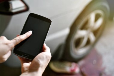 Yolda, sürücü kaza araba kazası, araba çarptı yaralandı kan vücut sonra Acil tıp Servisi ambulans çağırın.