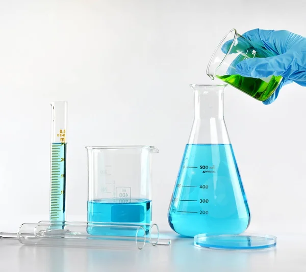 Chimico formulando sostanze pericolose soluzione, Scienziato con attrezzature ed esperimenti scientifici, Vetreria da laboratorio contenente liquido chimico tossico . — Foto Stock