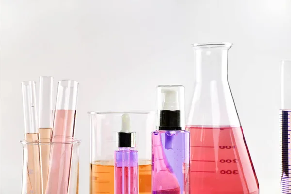 Versuchsgläser für wissenschaftliche Labors mit klarer Lösung, symbolisch für wissenschaftliche Forschung und Entwicklung. — Stockfoto