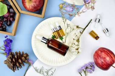 Kozmetik şişe kaplar meyve vitamini özünü malzemelerle.